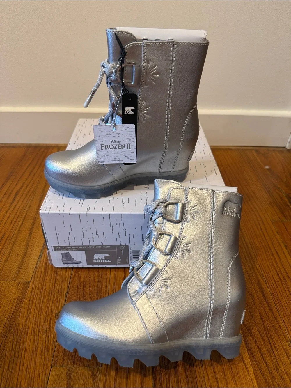 NWT Disney x SOREL Youth Joan of Arctic Wedge Frozen Boots Pure Silver Size 1